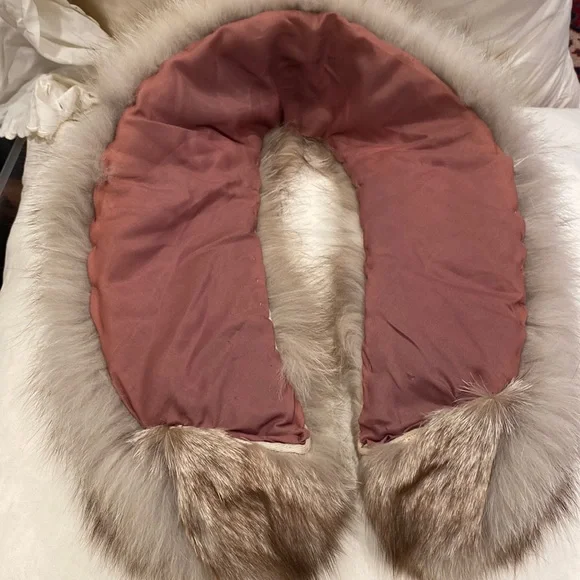 Vintage light color blond fur neck collar goes on jackets or coats